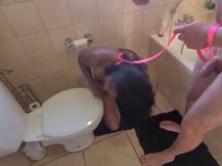Människa toalett indisk gata flicka få pissed på och få henne huvud flushed followed av sugande pecker