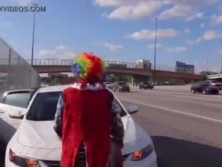 Gibby the klaun fucks šťavnaté tee na atlanta’s väčšina populárne diaľnice