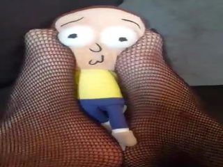 Giantess leletek apró férfi alatt kanapé és tramples és crushes neki &lpar;morty plush&rpar;