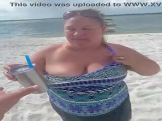 Sletterig bbw duca vrouw knippert haar groot tieten op een publiek strand