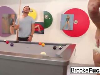 Brooke márka játszik elragadó billiards -val vans golyók