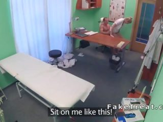 Medico makan dan keparat perawat di sebuah meja